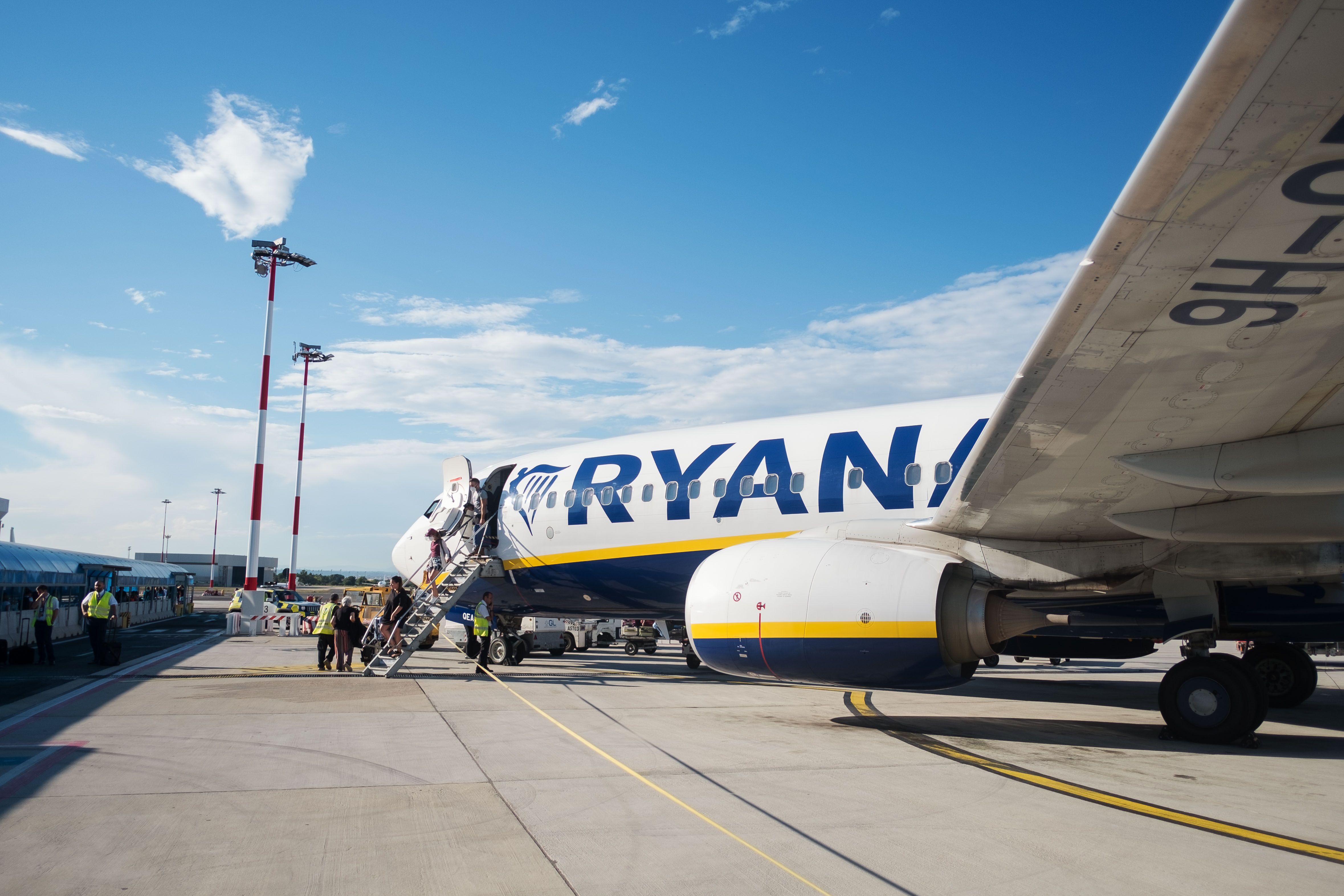 Avión de Ryanair en el aeropuerto de Roma. "¿Es legal que te cobren por viajar con equipaje de mano?"