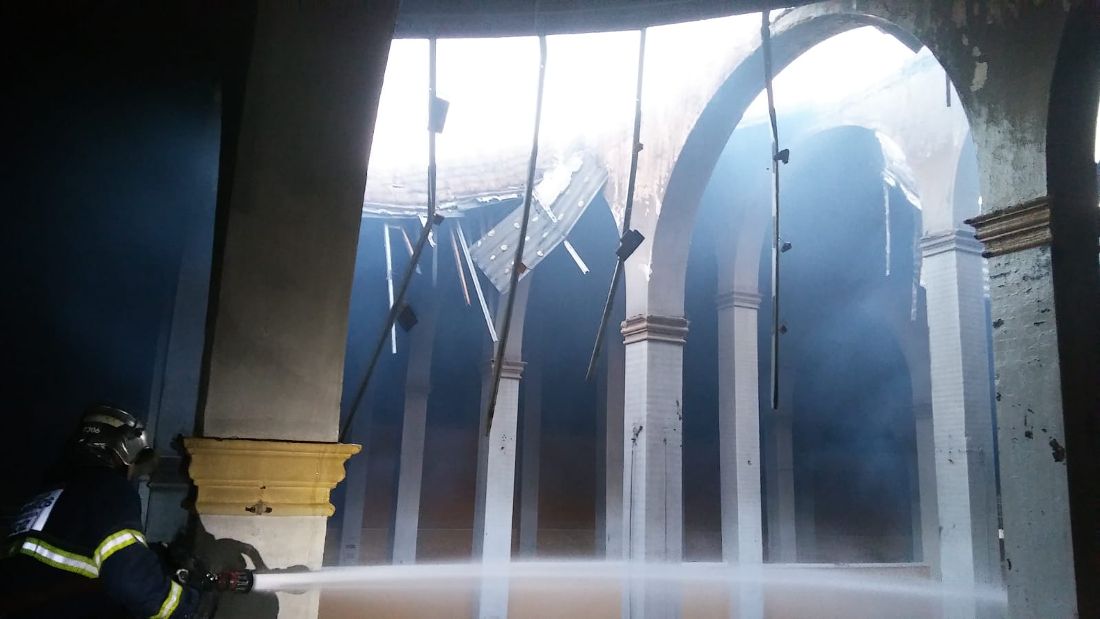 Los bomberos interviniendo en el casco abandonado.