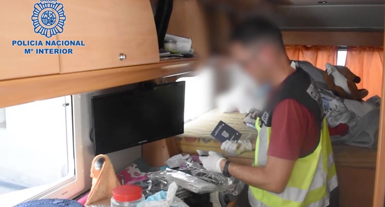 Un agente de la Policía Nacional, en la caravana que utilizaba la banda criminal para desplazarse a Jerez, Cádiz, Puerto Real y Algeciras.