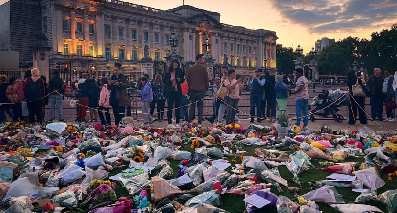 Una larga cola, entre multitud de flores en homenaje a la reina, aguarda en Londres para despedir a Isabel II.   @SIONFULLANA