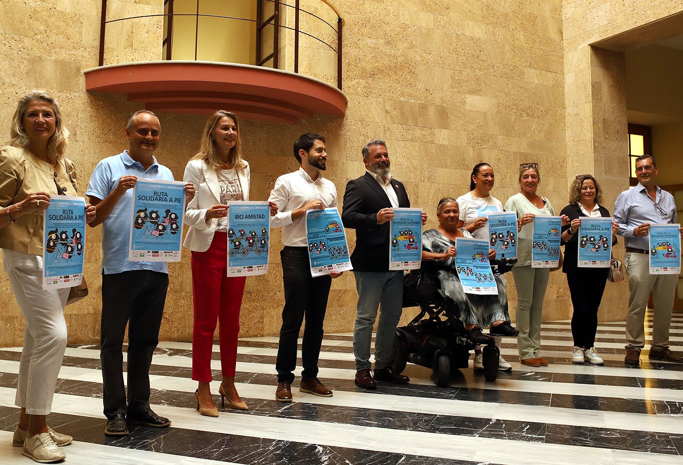 Foto de familia tras la presentación del programa de una nueva Semana Europea de la Movilidad en Jerez.