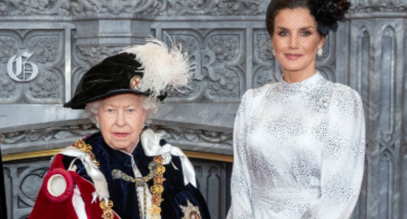 La reina Letizia, junto a Isabel II.   CASA REAL