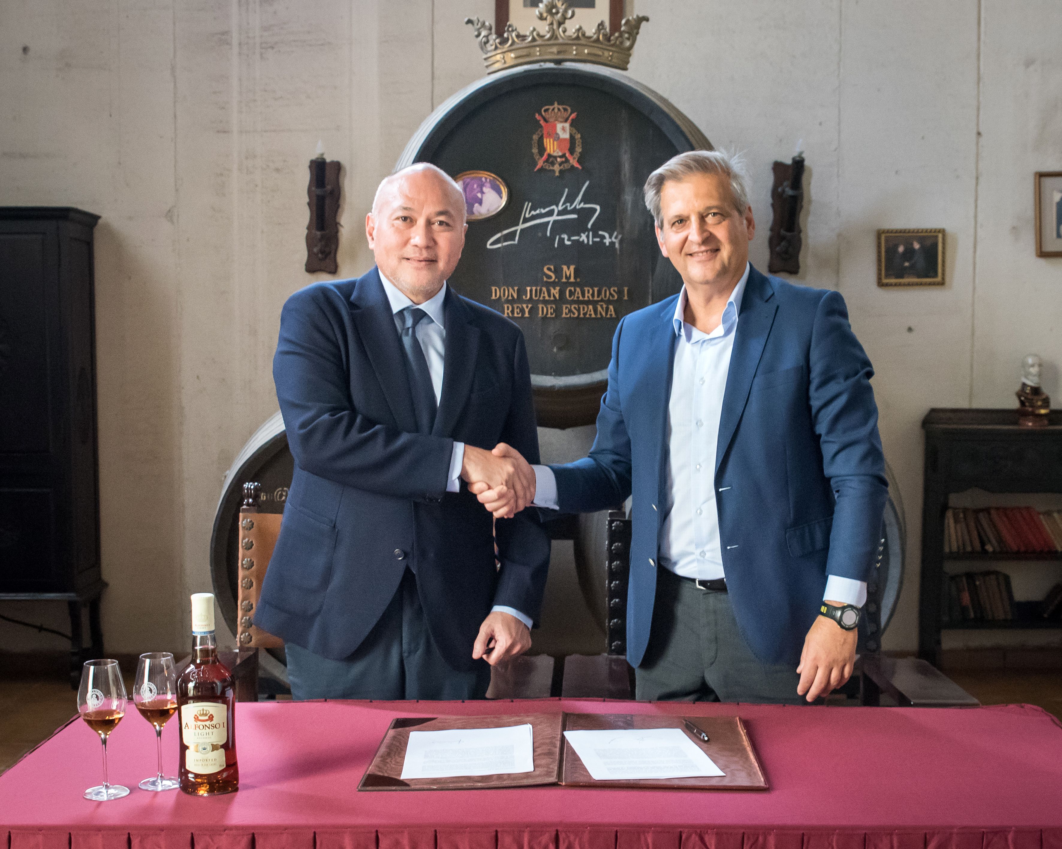 Jesús Medina García de Polavieja, consejero delegado y director general de Williams & Humbert, y Paulino Santamarina, presidente de The Keepers, tras cerrar el acuerdo en la bodega de Jerez.
