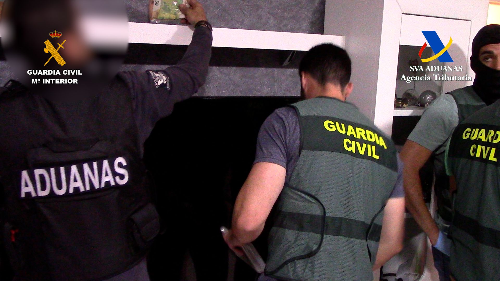 Agentes de Vigilancia Aduanera y Guardia Civil en una operación conjunta. GC
