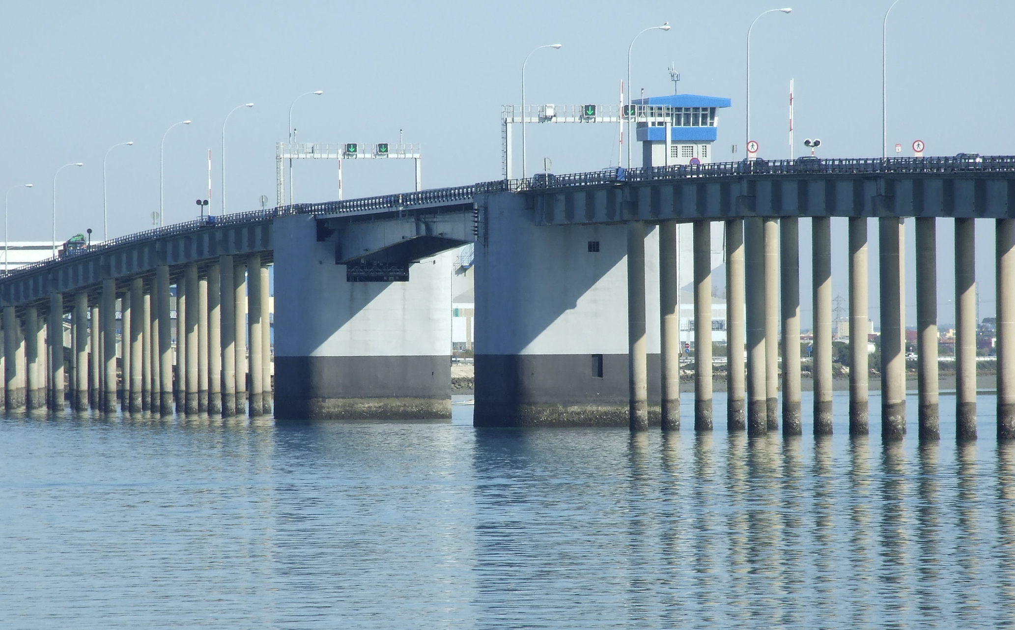 El puente José León de Carranza visto desde las aguas de la Bahía de Cádiz.