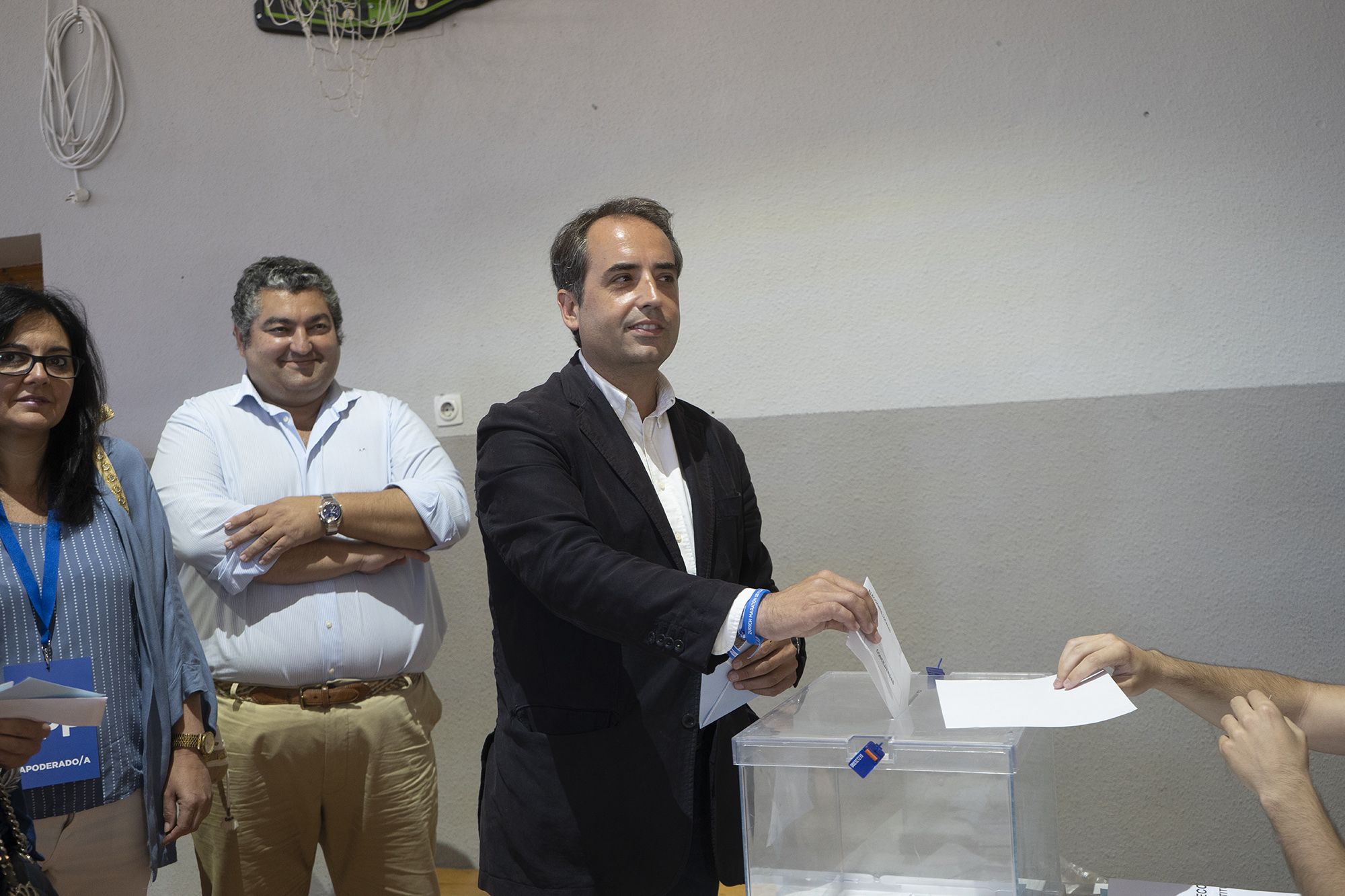 Antonio Saldaña depositando su voto en el colegio del Altillo, en las pasadas municipales. FOTO: JUAN CARLOS TORO.
