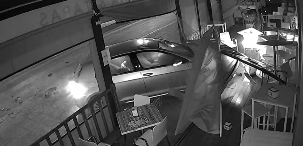 Conductor borracho empotra el coche en una terraza de un bar de Conil. 