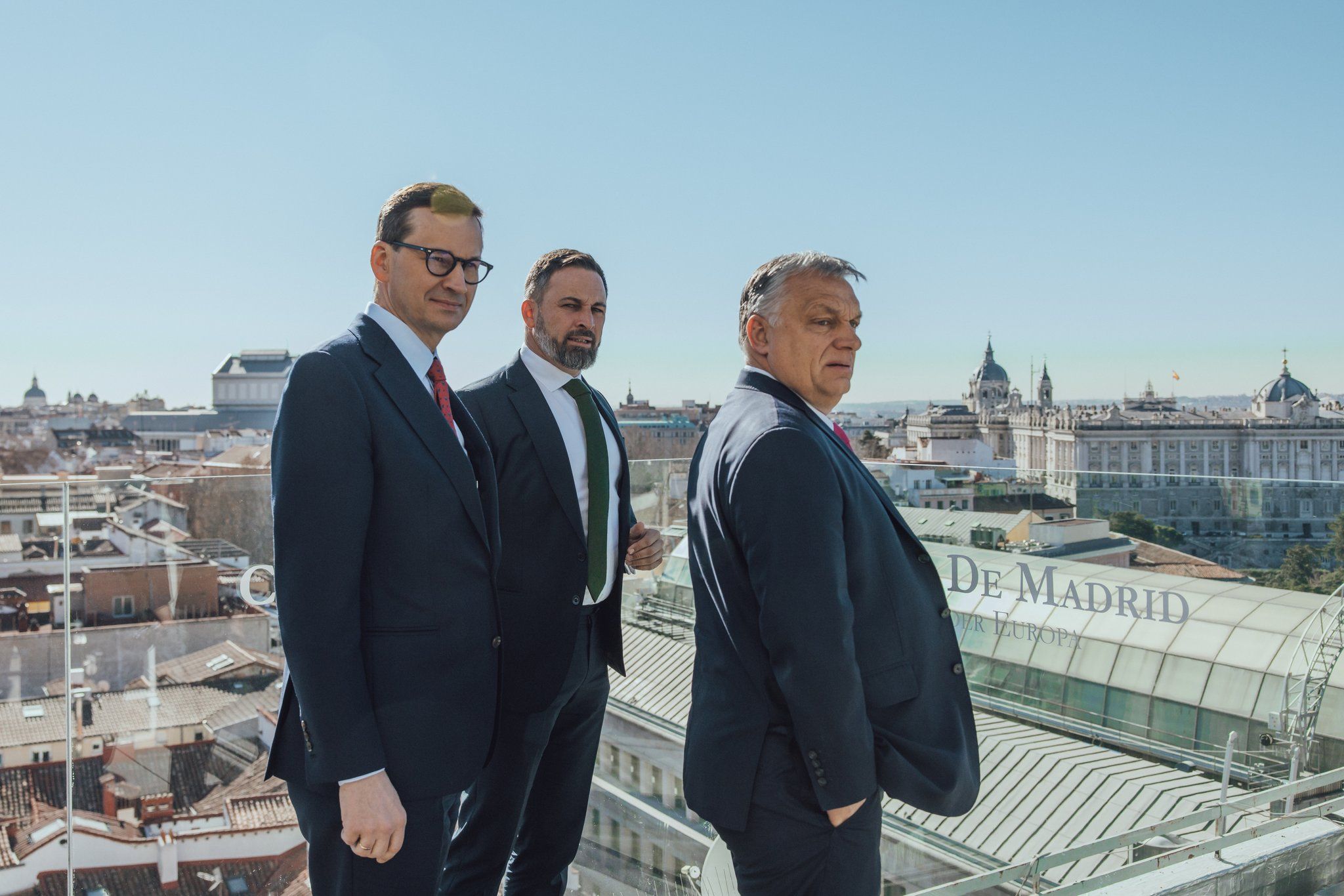 Orban, primer ministro de Hungría, junto al líder polaco y Santiago Abascal. Orban, primer ministro de Hungría, junto al líder polaco y Santiago Abascal.