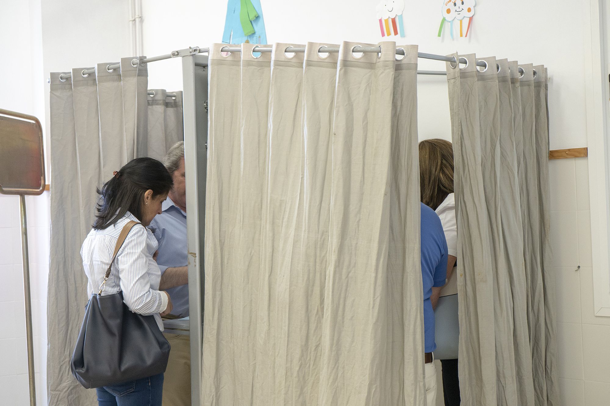 Una mujer decide su voto, en unas pasadas elecciones.
