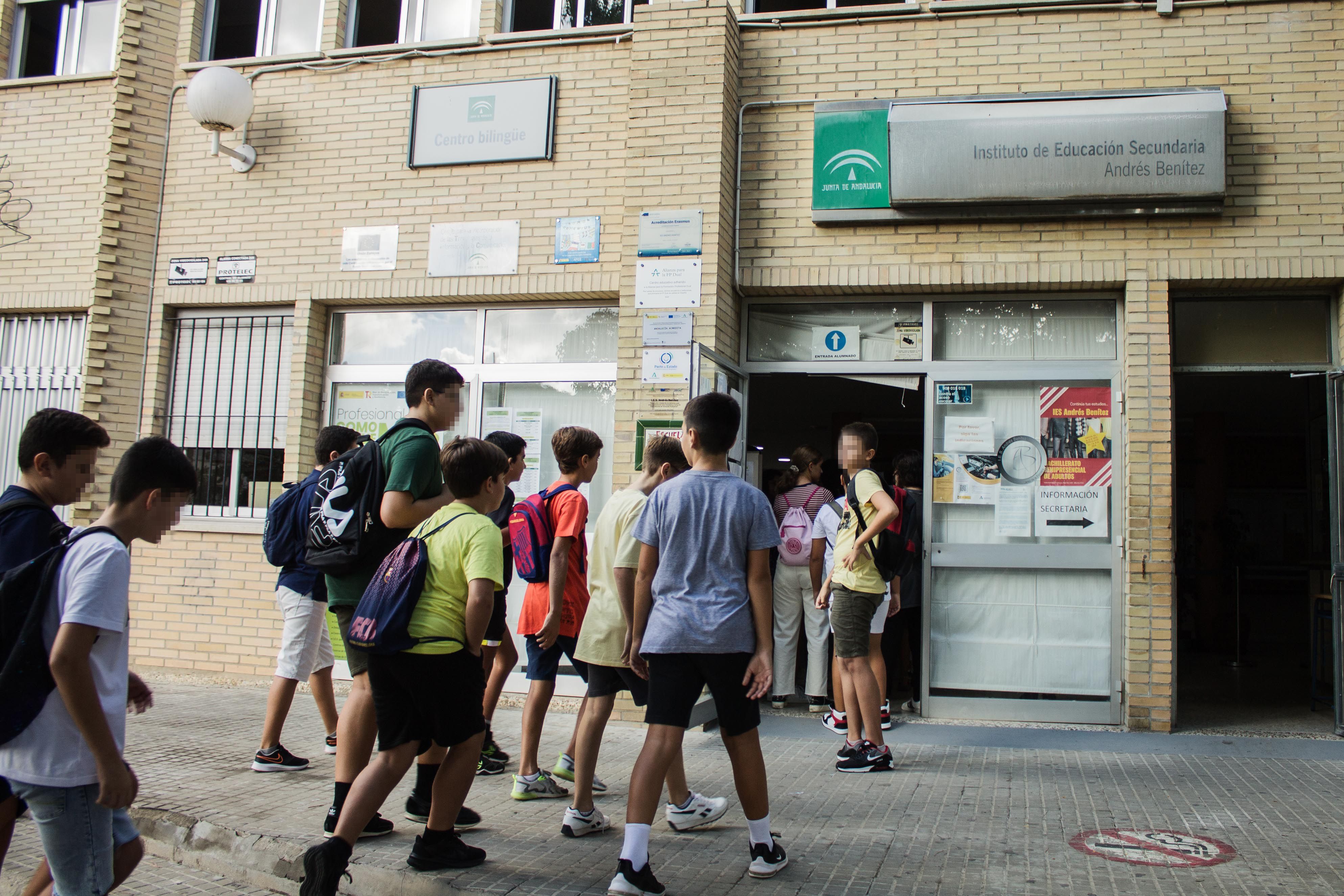 Varios niños andaluces un día de instituto en Andalucía.