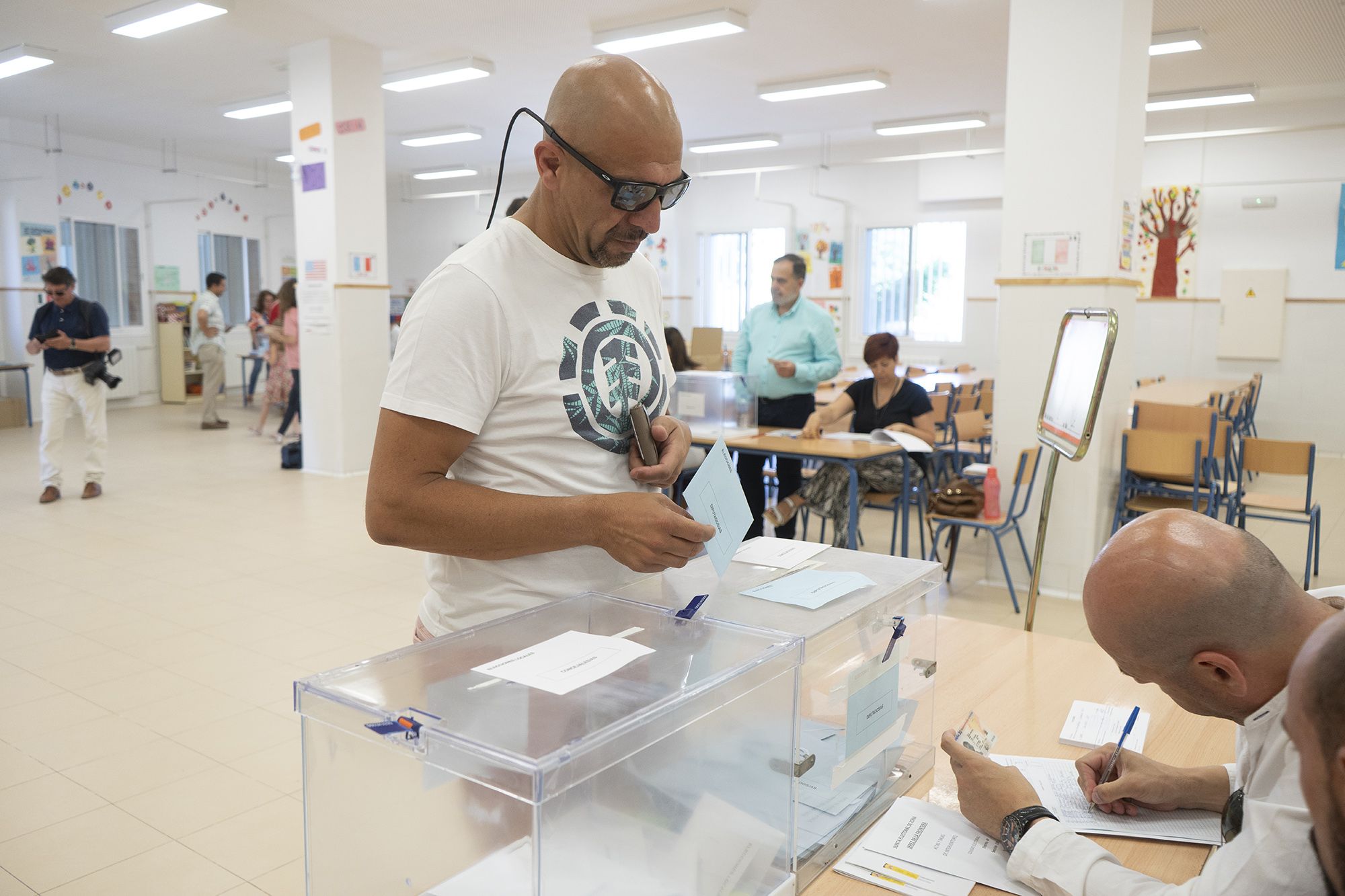 Un hombre votando en un colegio electoral este 26M. FOTO: JUAN CARLOS TORO. 