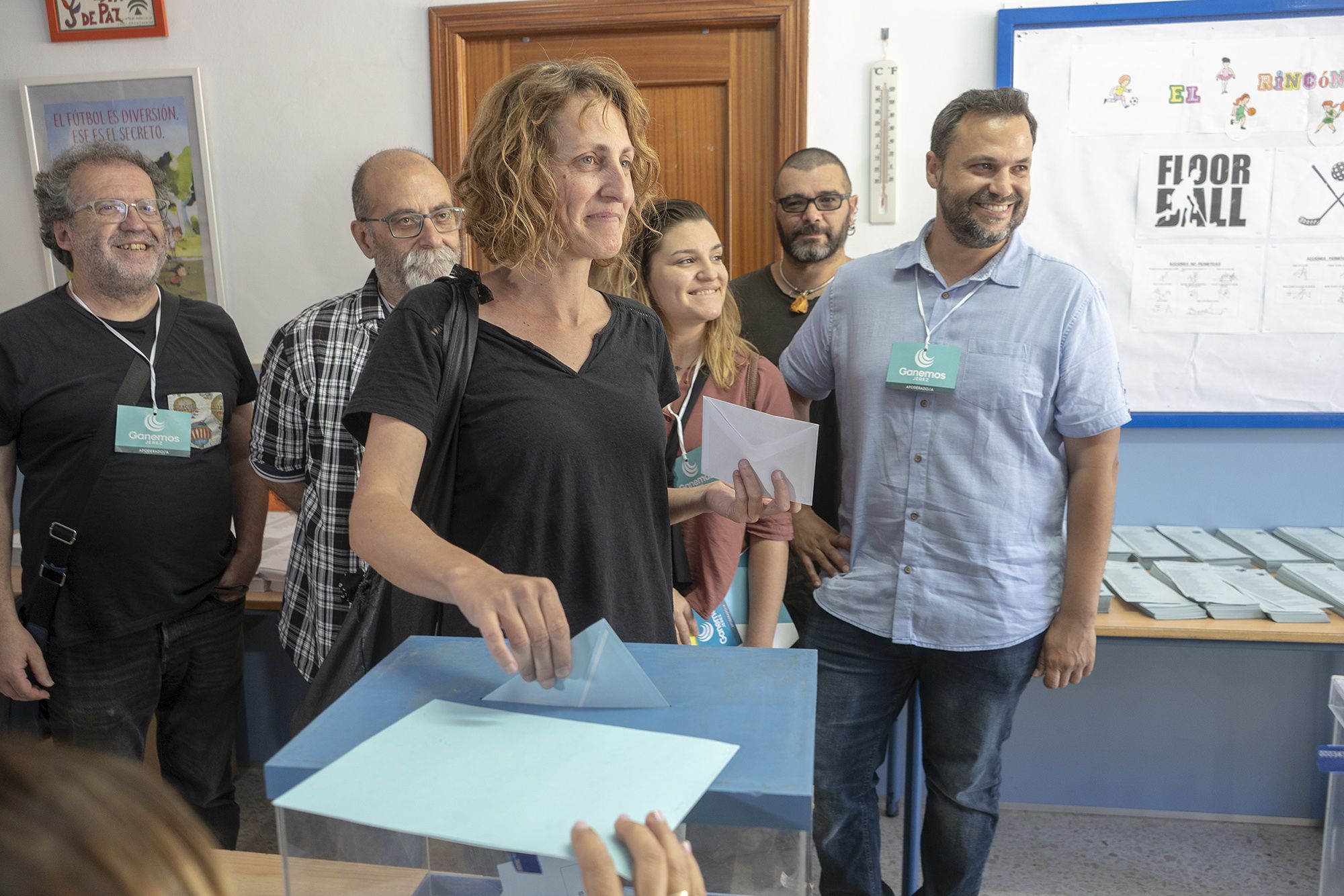 La alcaldable Kika González, de la agrupación de electores Ganemos Jerez, depositando su voto el pasado 26M. FOTO: JUAN CARLOS TORO.