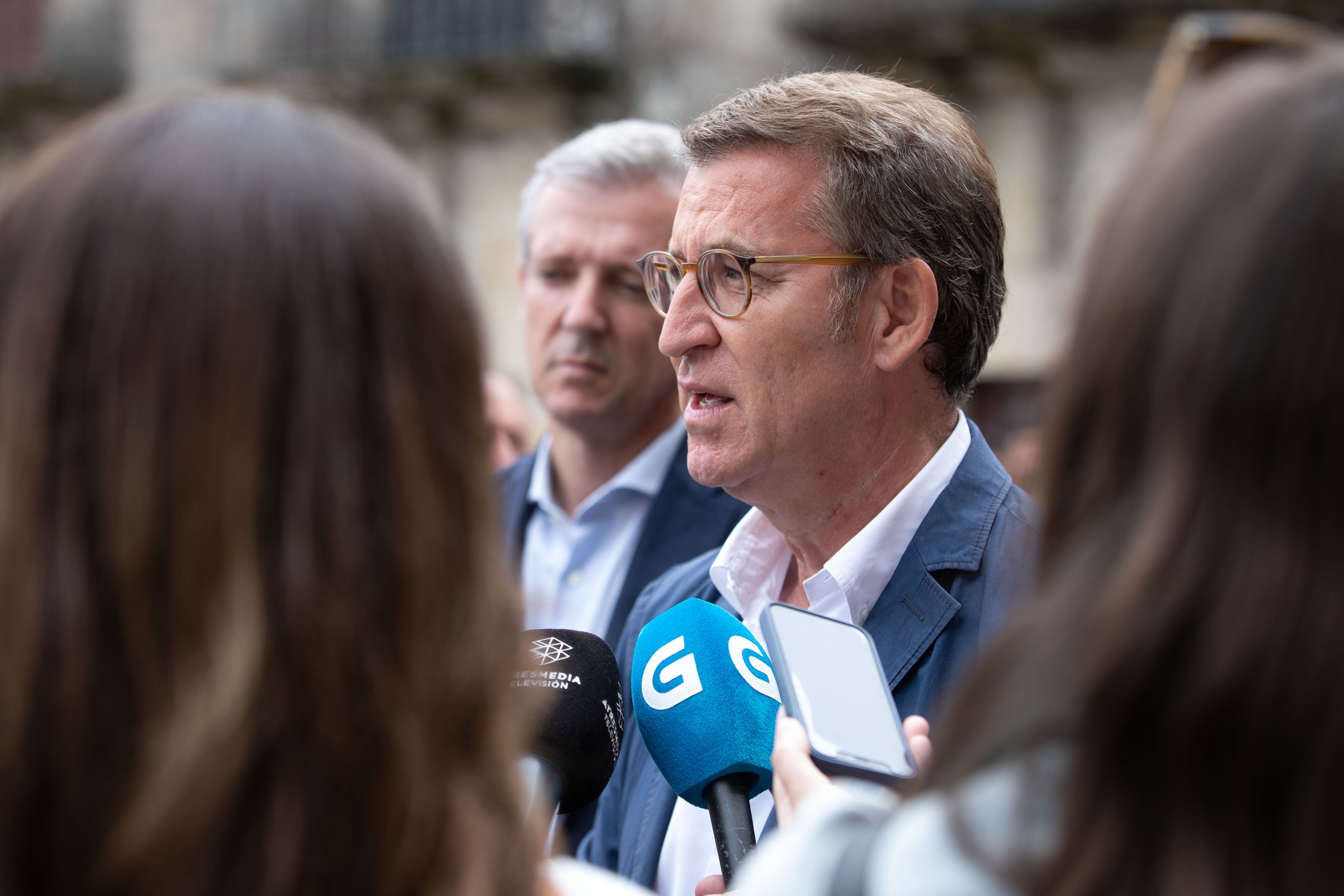 Feijóo respondiendo a los medios de comunicación.