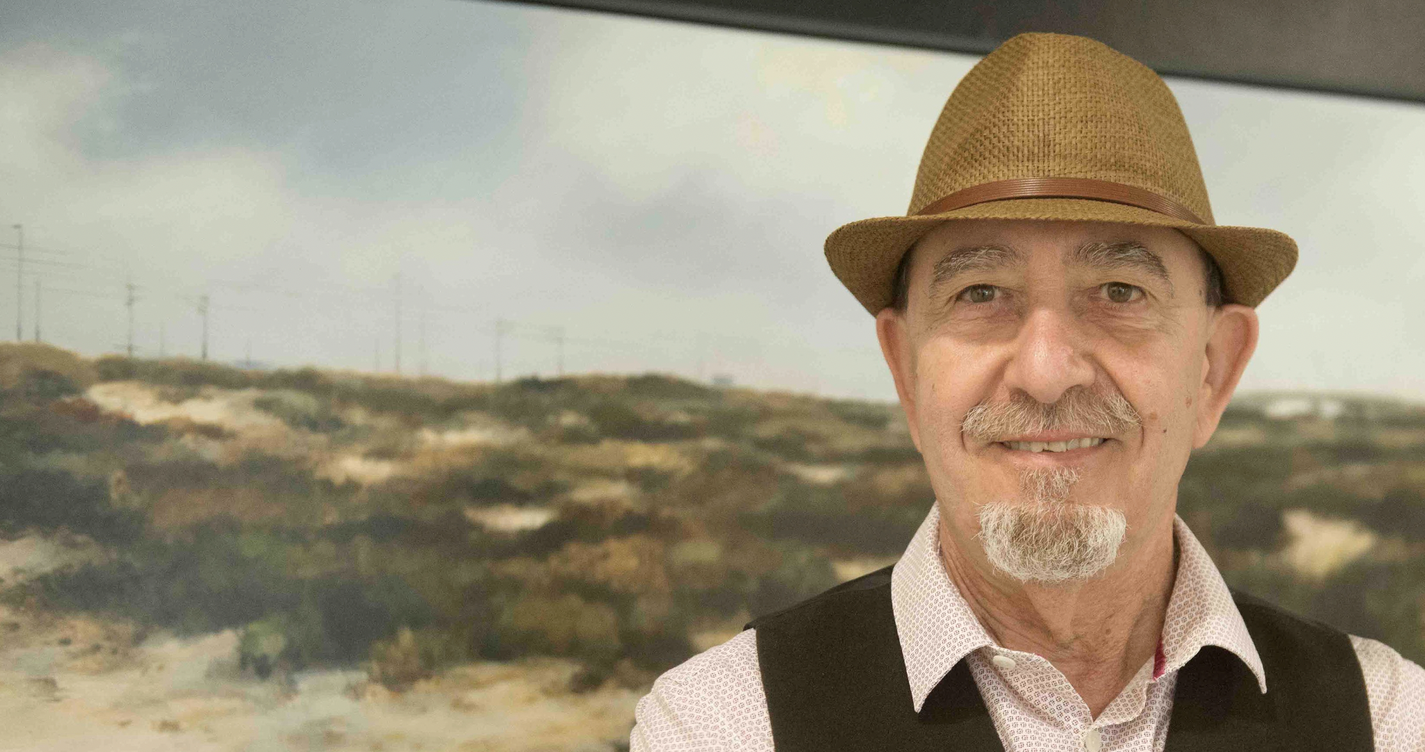 El artista chiclanero Pepe Palacios, ante una de sus obras expuestas en Cádiz.