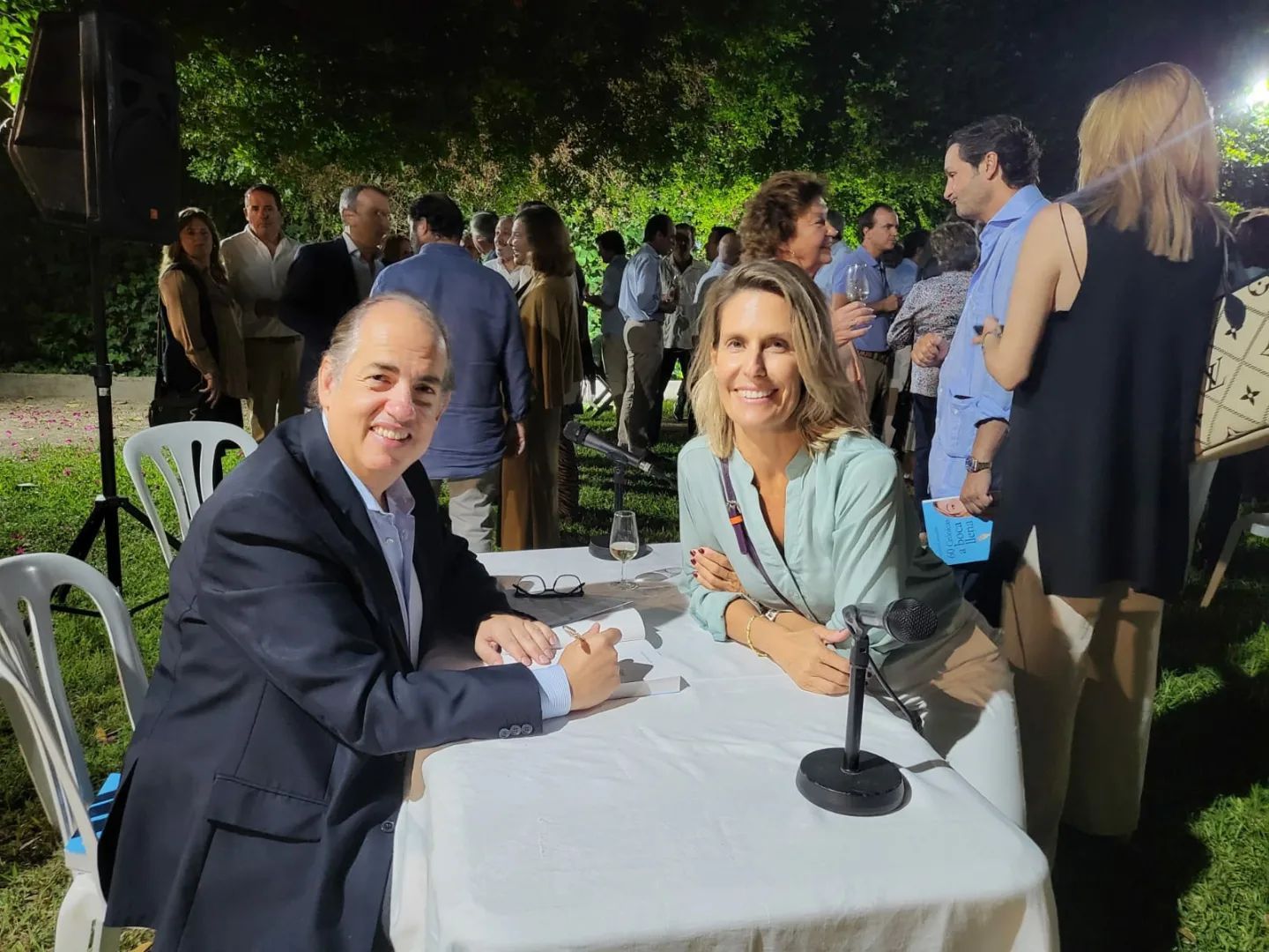 Eugenio Camacho, feliz, firmando un ejemplar de '60 crónicas a boca llena', anoche en el Palacio del Virrey Laserna en Jerez.