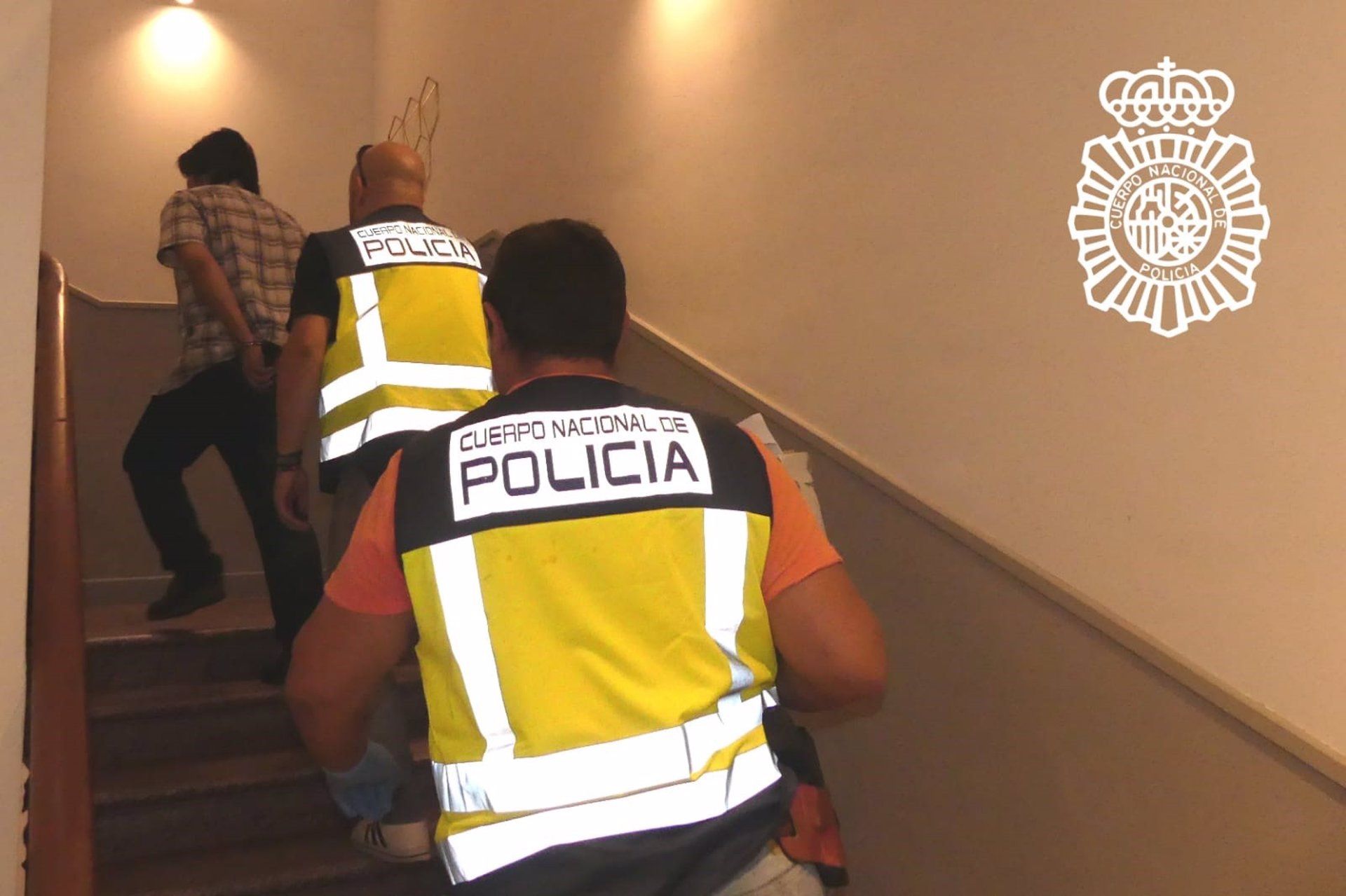 Momento de la detención del pedófilo que grababa a niños cuando orinaban en Salamanca. 