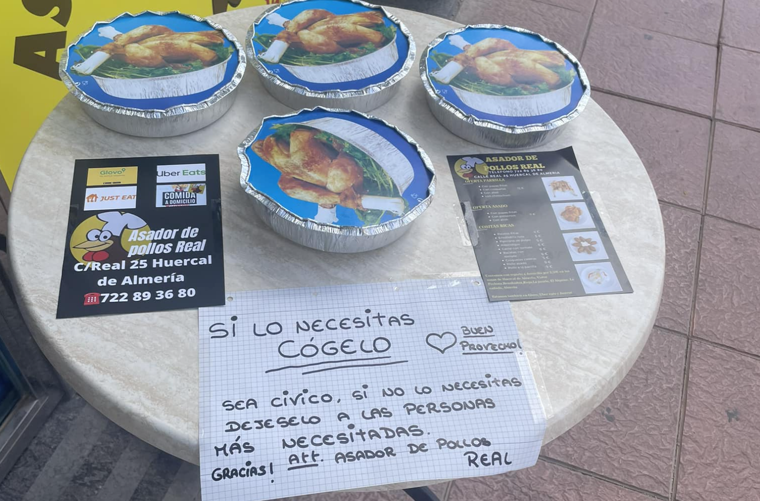 Bandejas de pollo que el asador ofrece a las personas con menos recursos en Huércal de Almería. 