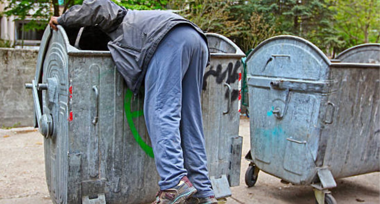Un joven hurgando en la basura, en una imagen de archivo.