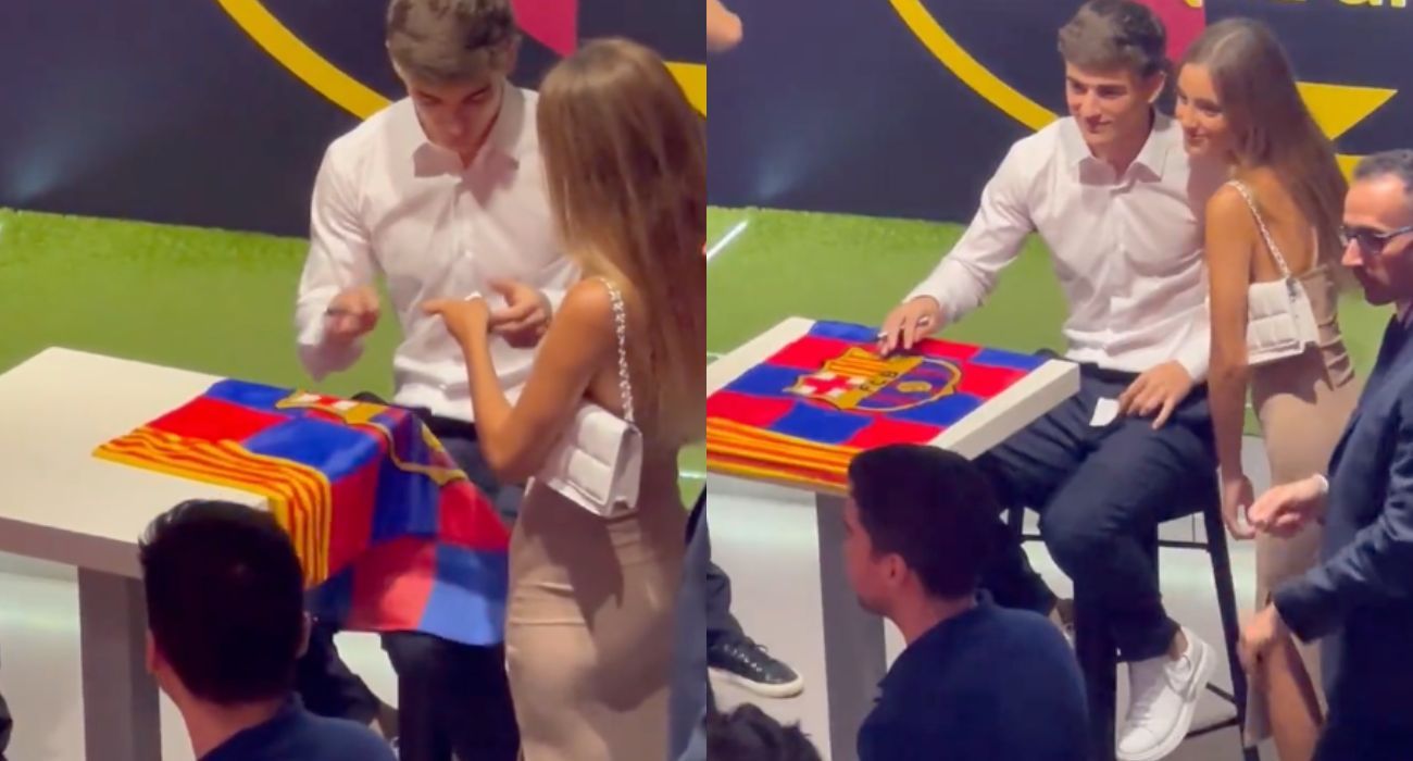 La joven, entregando el misterioso papel a Gavi y haciéndose una foto con el jugador de Los Palacios.