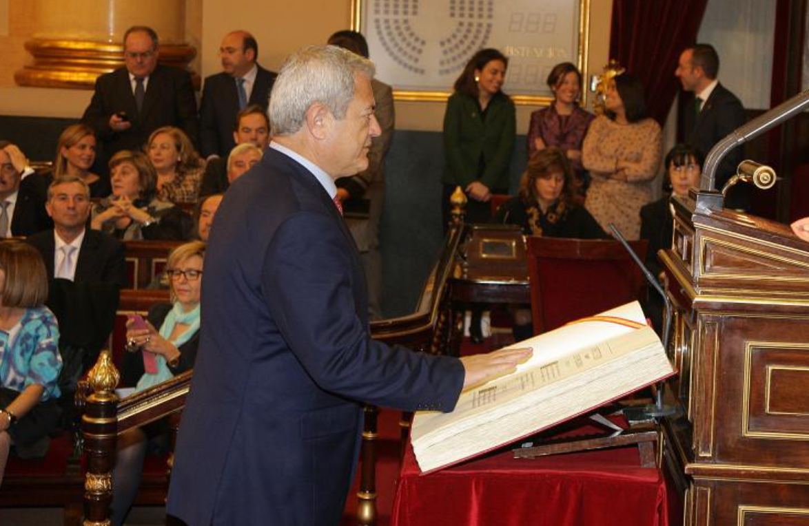 Vallejo durante su toma de posesión como senador.