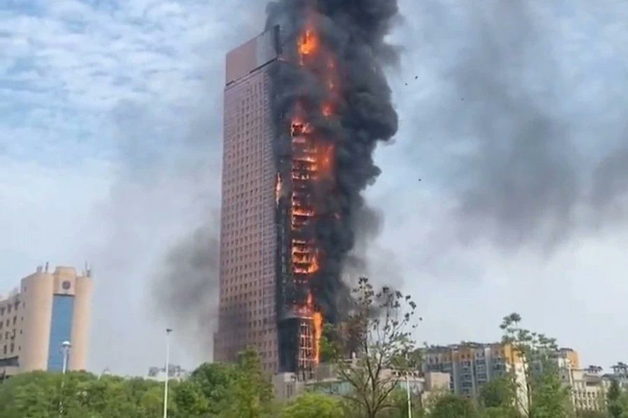 Un impresionante incendio envuelve en llamas un rascacielos en China