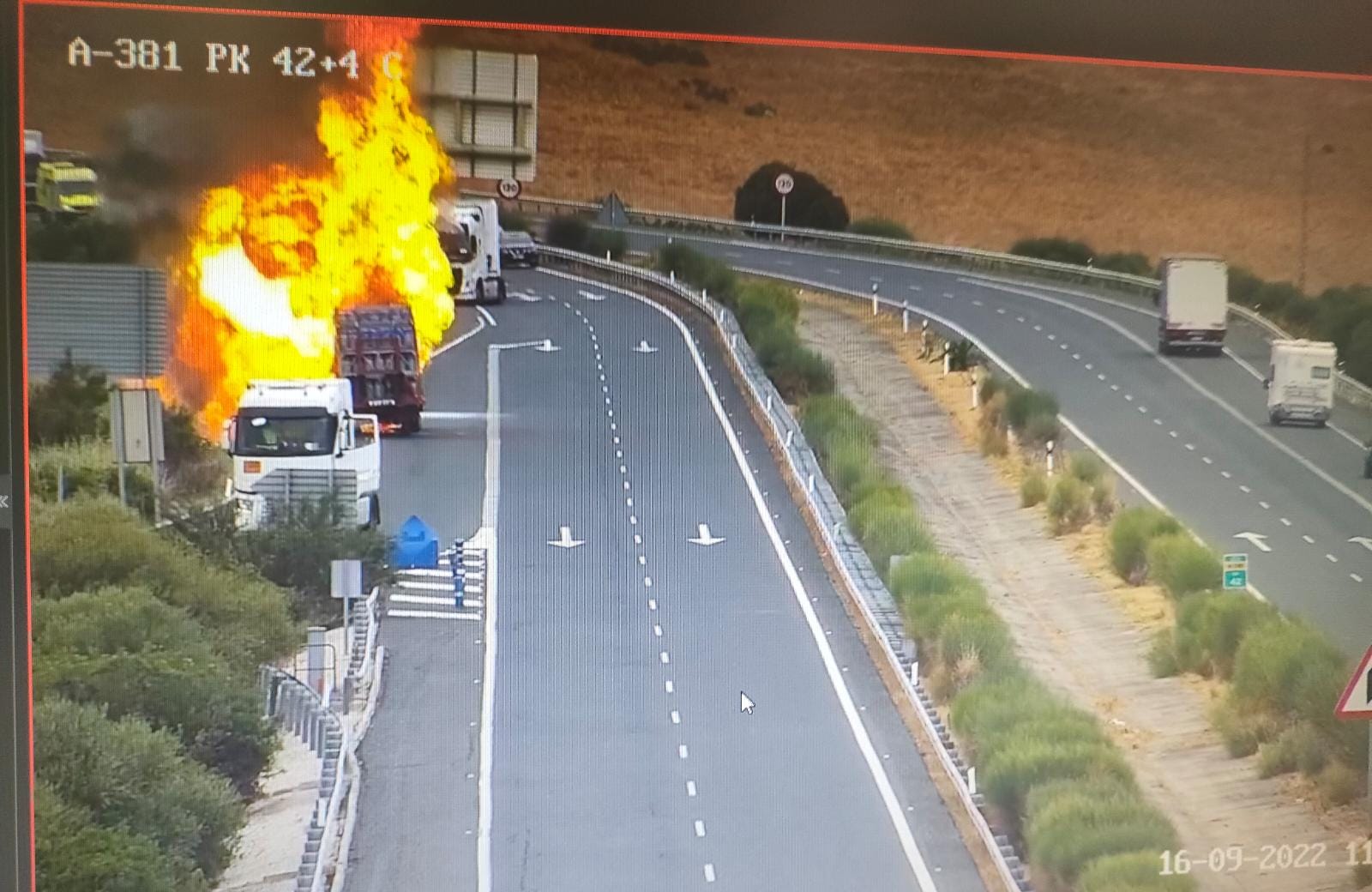 Un camión ardiendo cargado de bombonas de butano corta la carretera A-381 Jerez-Los Barrios 