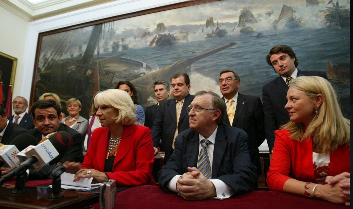 Teófila Martínez con José Blas Fernández y ediles del gobierno del PP en 2008.