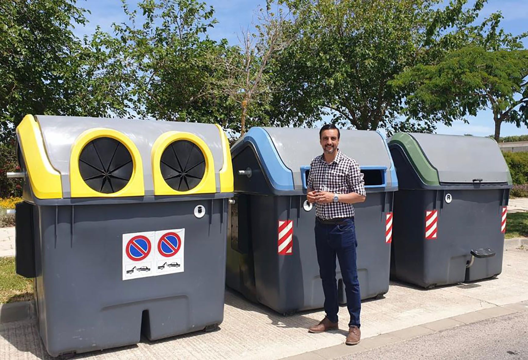 Díaz, ante algunos de los nuevos contenedores.