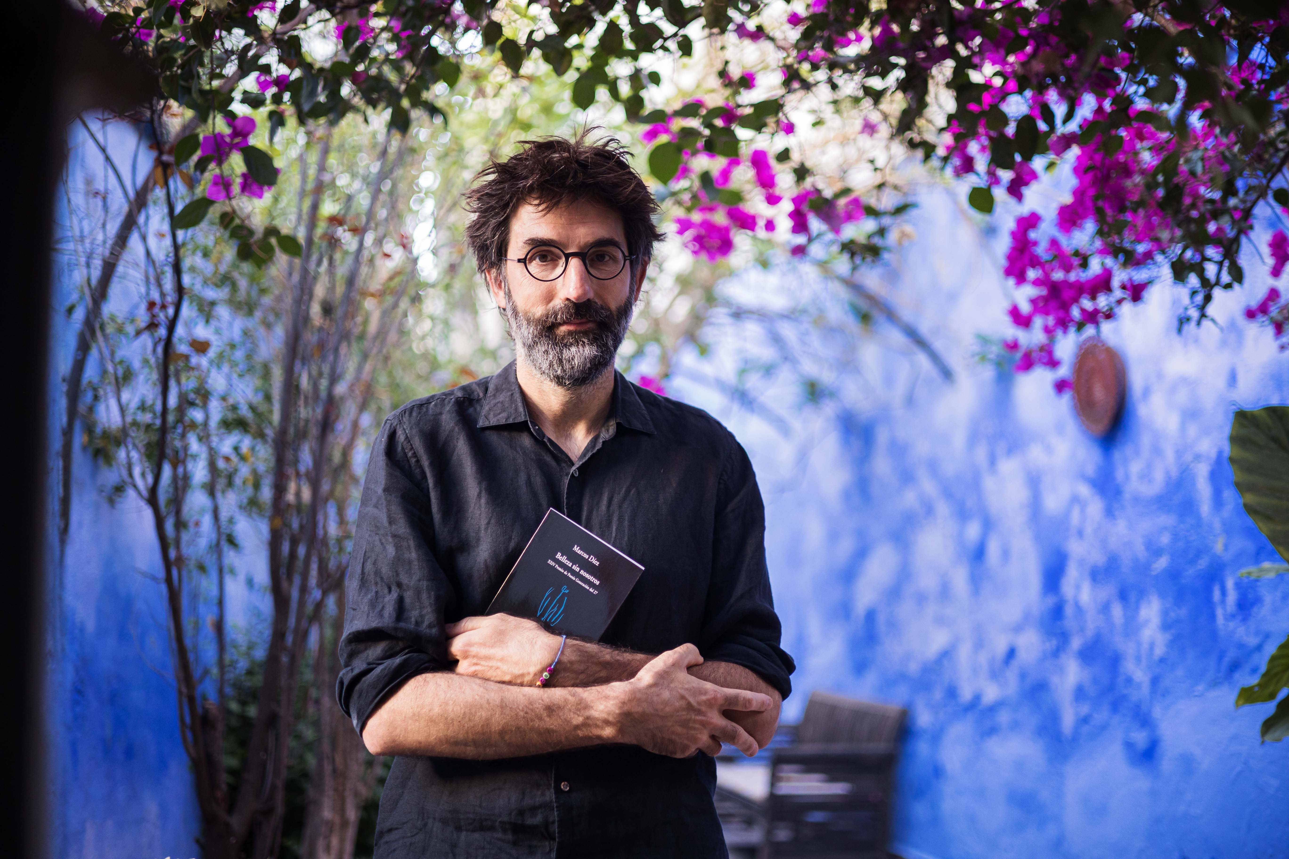 El escritor Marcos Díez trajo su nuevo libro de poemas al Jardín Luna Nueva.