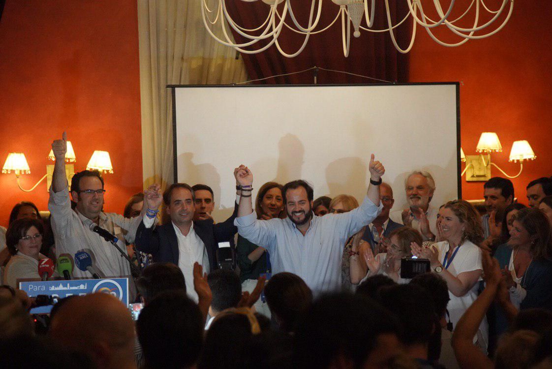 Saldaña, derrotado, alza los puños de los vencedores del PP en las ELA jerezanas, Alejandro López (La Barca) y Ricardo Sánchez (Estella). FOTO: JUAN CARLOS TORO