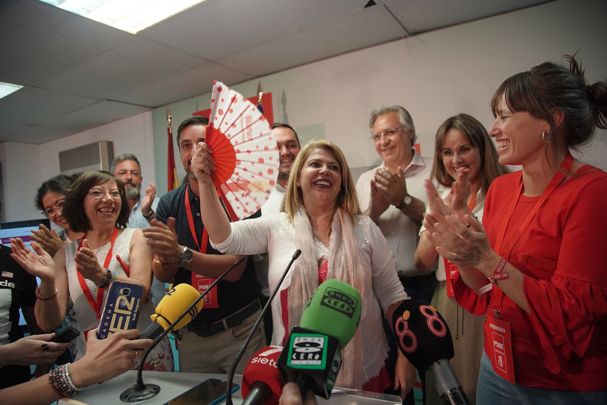Mamen Sánchez. aplaudida por sus compañeros de partido tras conocer los resultados de las elecciones municipales del 26M de 2019.