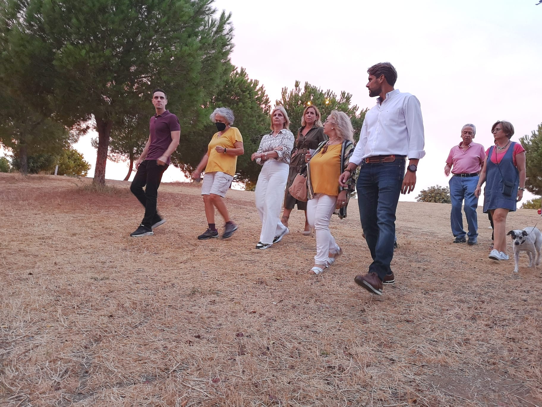 Representantes del PP de Jerez han visitado la Laguna de Torrox para conocer las necesidades de los vecinos.