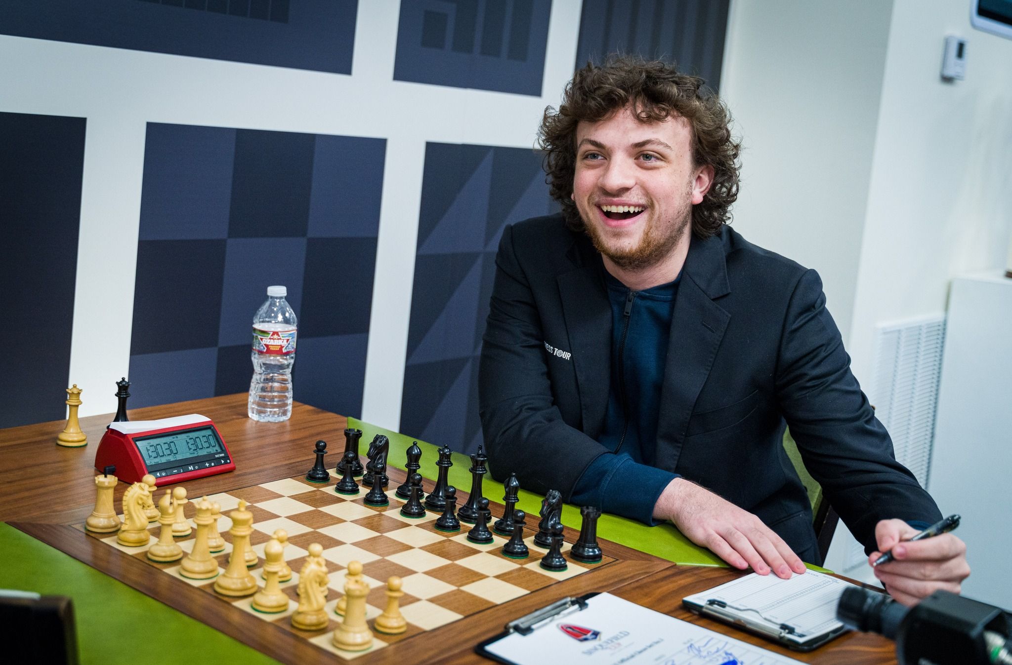 Una web erótica ha retado a Hans Niemann ha jugar una partida de ajedrez desnudo para demostrar que no hizo trampas.