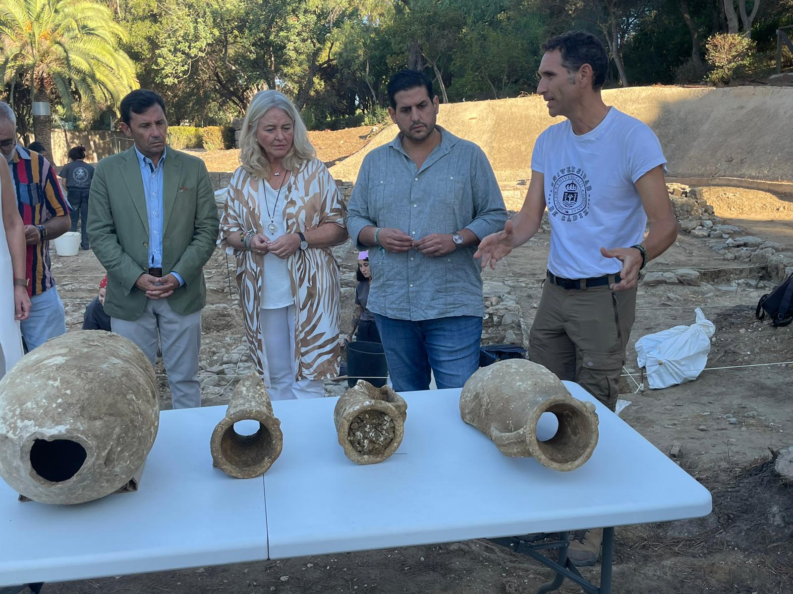 Imagen de la delegada del Gobierno de la Junta en Cádiz, Mercedes Colombo, en el yacimiento arqueológico de Carteia en San Roque.