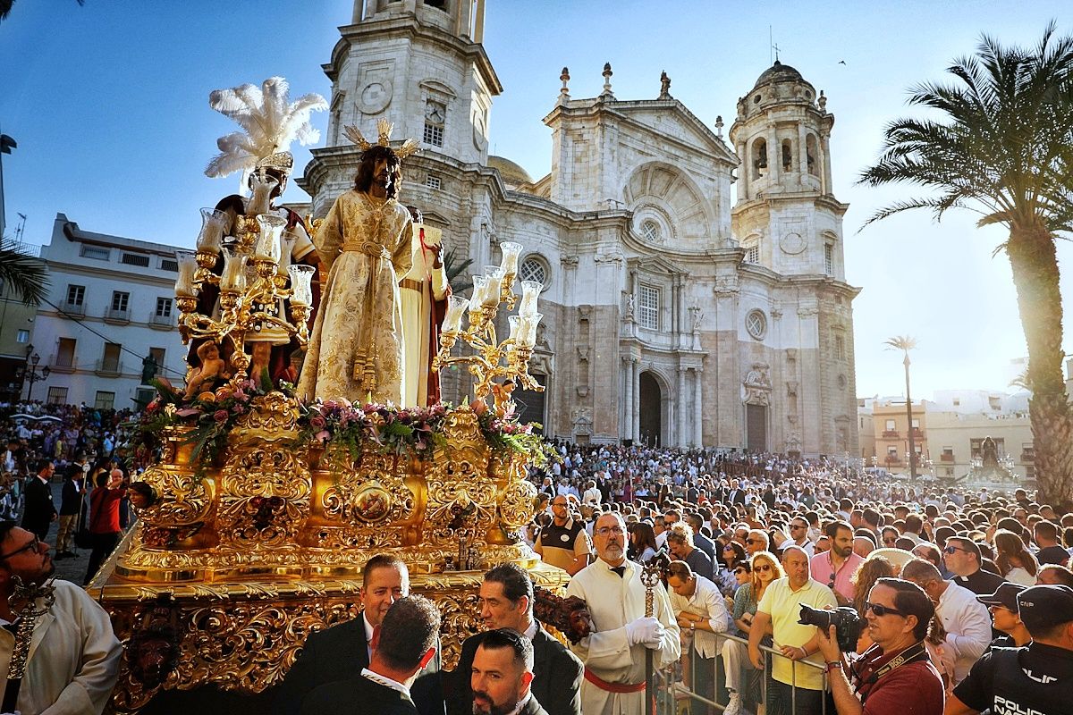 Cádiz, procesión magna: éxito en su desarrollo y organización. La Sentencia con la Catedral detrás a la caída de la tarde de hoy.