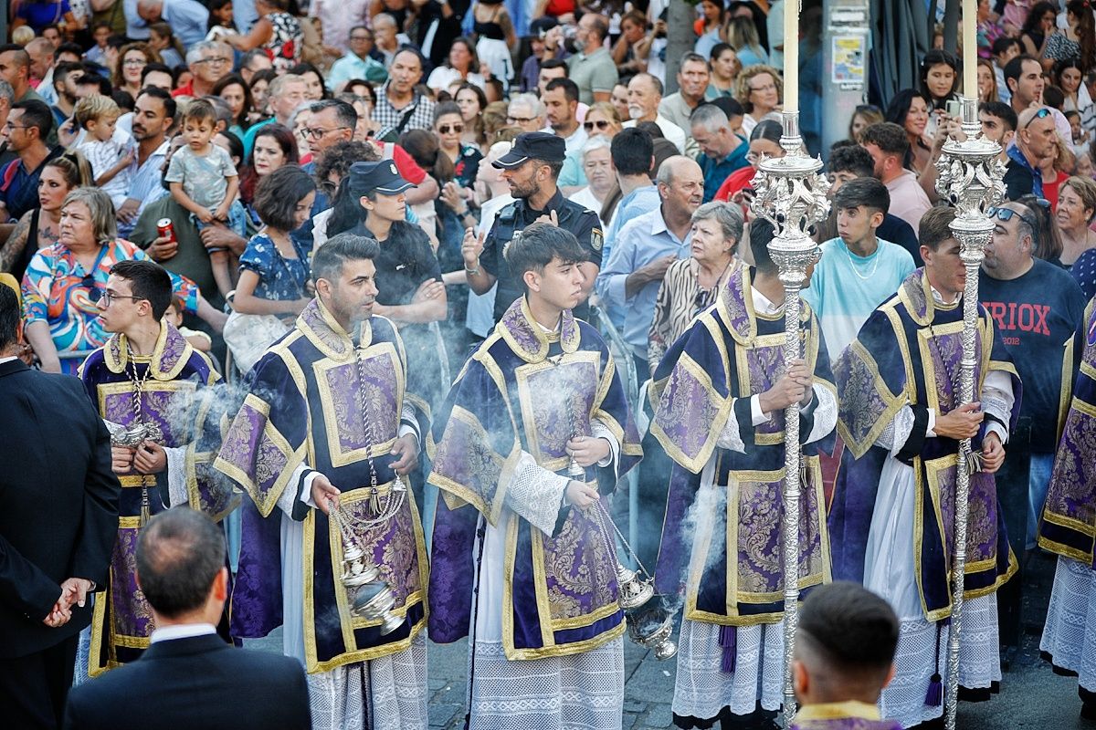 Gentío en las calles de Cádiz, hoy, con la magna. GERMÁN MESA
