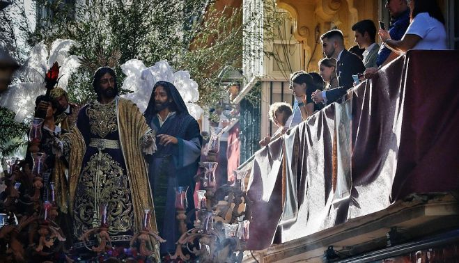 Balcones y cierros también a tope para ver la magna. GERMÁN MESA