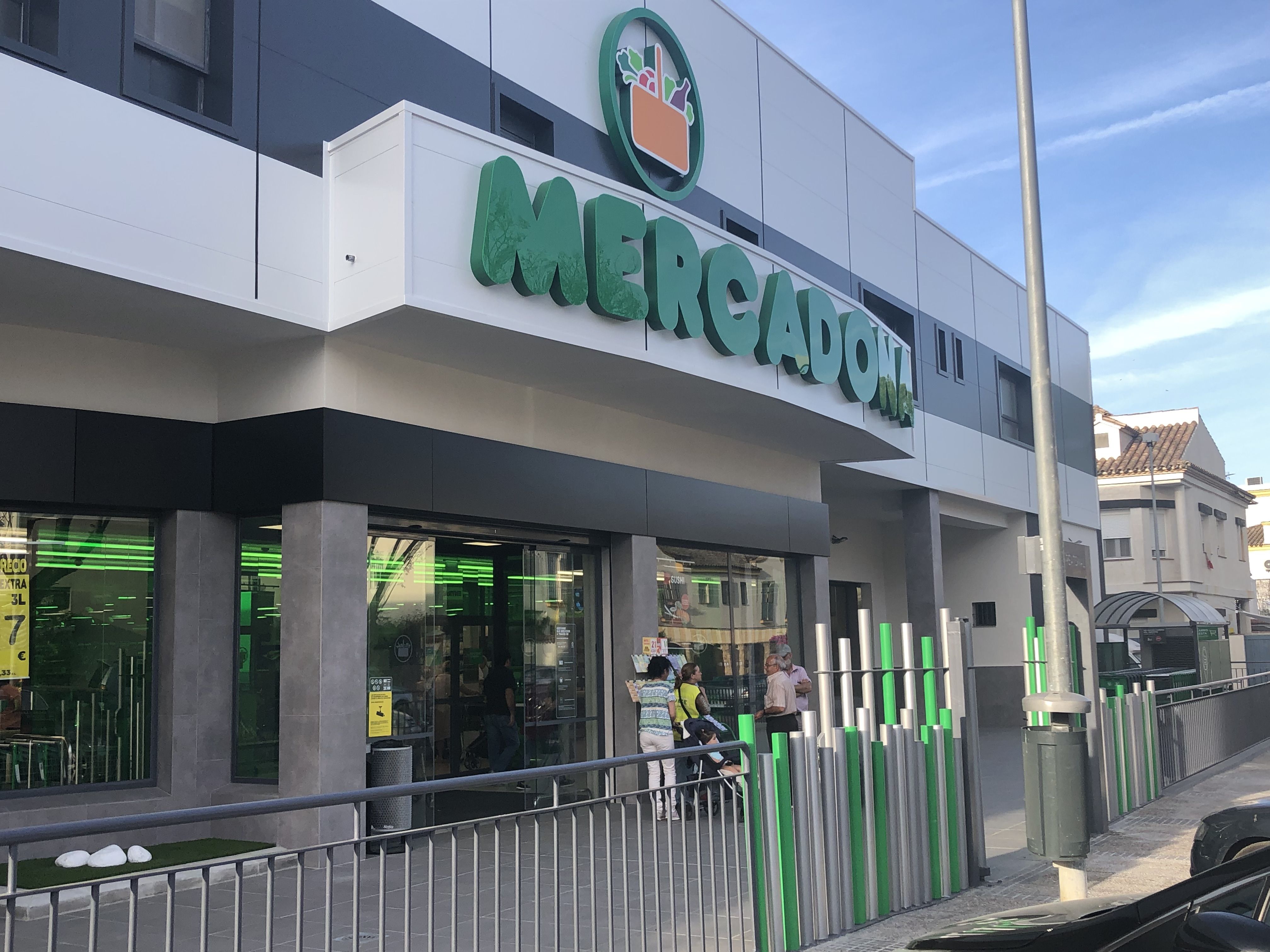 Fachada de un supermercado de modelo de tienda eficiente de Mercadona en Jerez. FOTO: MERCADONA. 