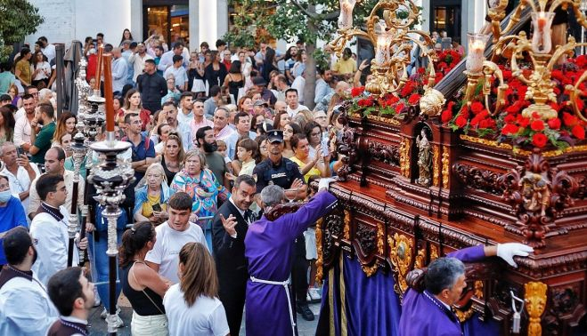 Tras el paso del Nazareno con los maniguetas marcando el ritmo. GERMÁN MESA