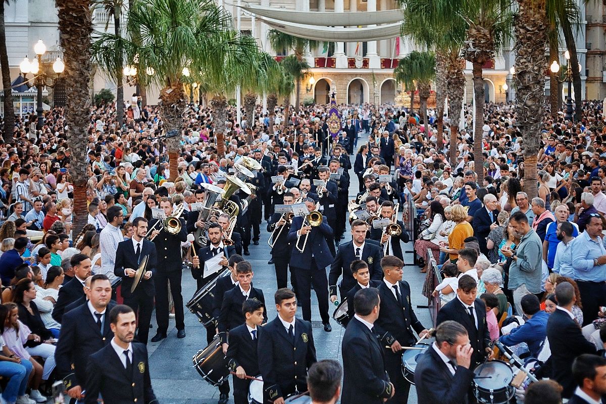 Banda de Conil en la procesión por San Juan de Dios. GERMÁN MESA