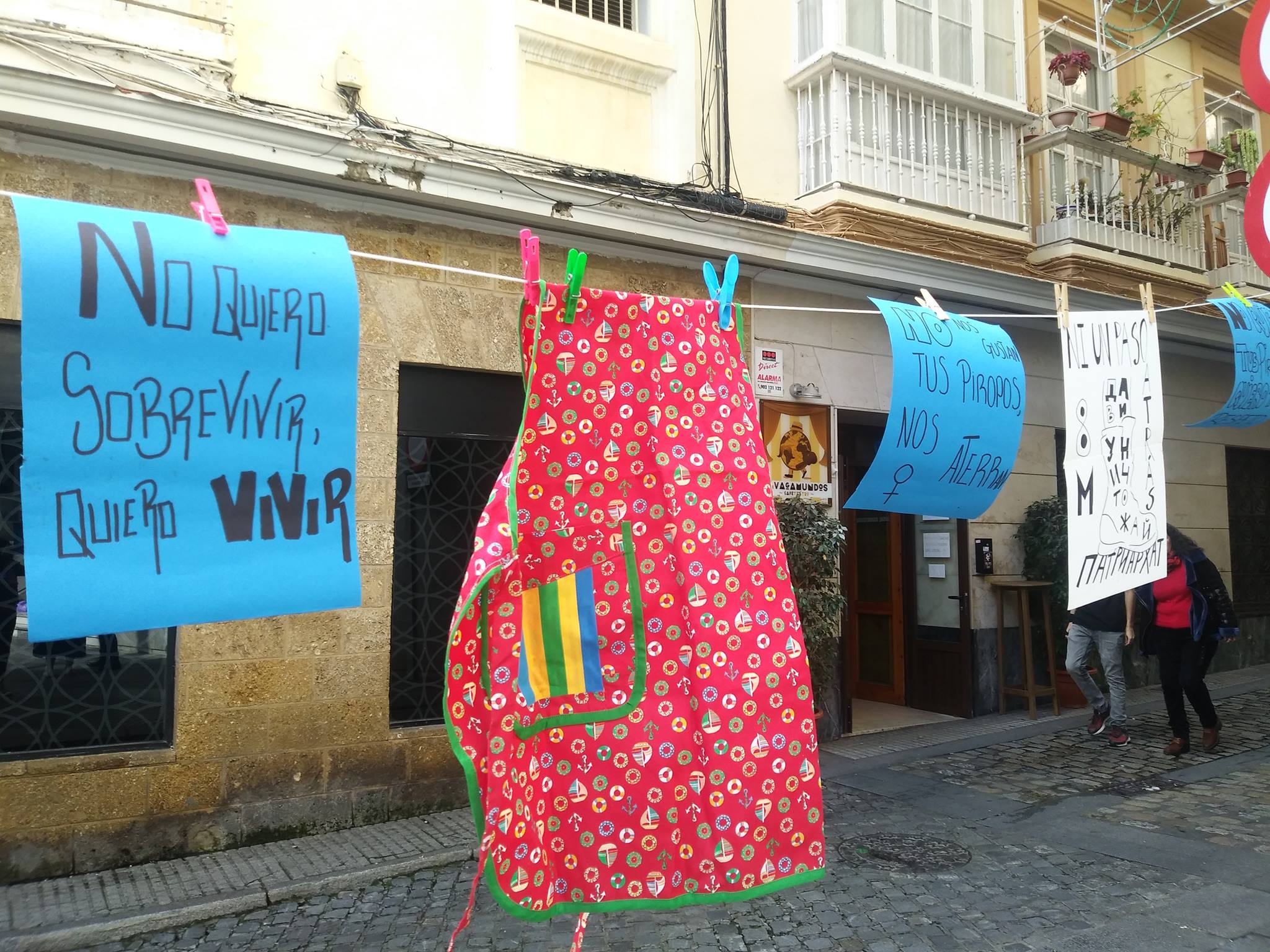 Un acto simbólico durante el pasado 8M en Cádiz capital. FOTO: CÁDIZ FEMINISTA. 