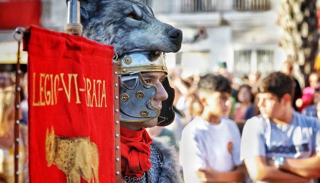Detalle deL portaestandarte de la escolta romana formada detrás de uno de los misterios.   GERMÁN MESA 