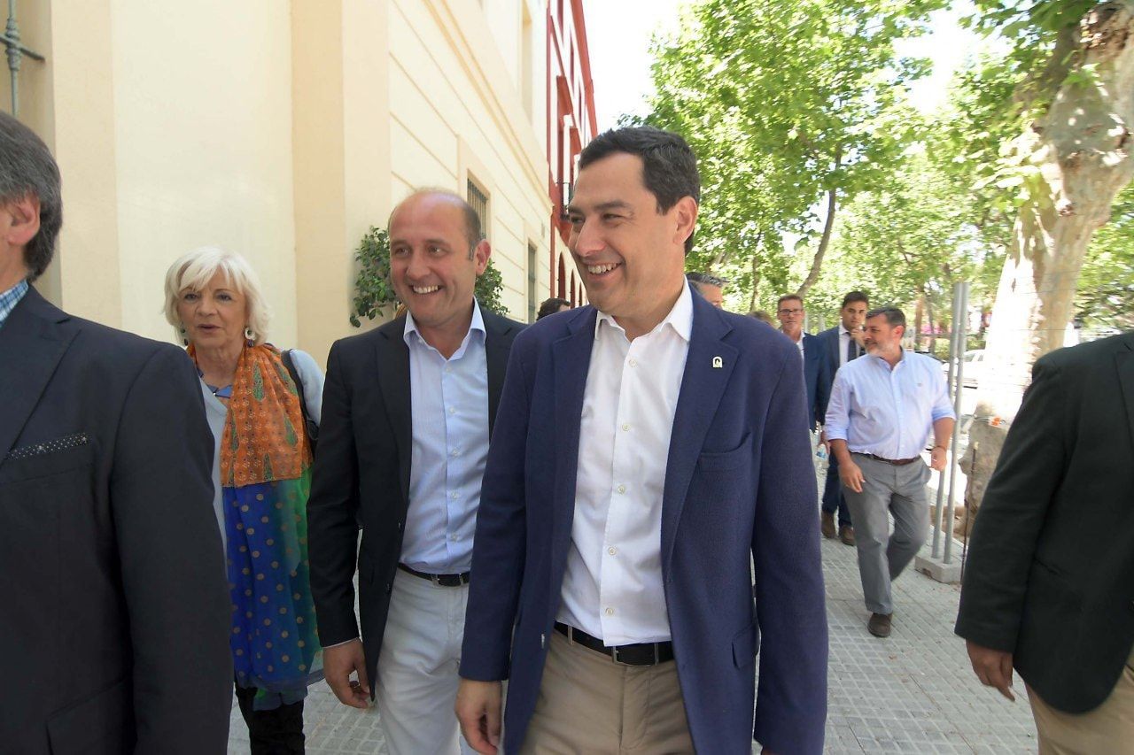 Juancho Ortiz, líder del PP en Cádiz, junto a Teófila y Juanma Moreno. FOTO: JUANCHO ORTIZ. 