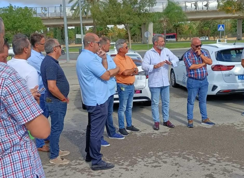 El PSOE de Jerez ha mostrado su apoyo al sector del taxi.