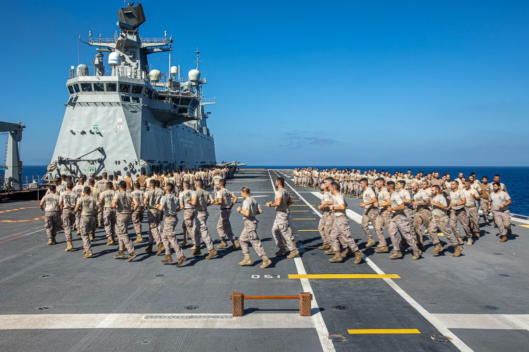 La tripulación del ejército de la OTAN a bordo del Juan Carlos I en su entrenamiento diario. ARMADA.