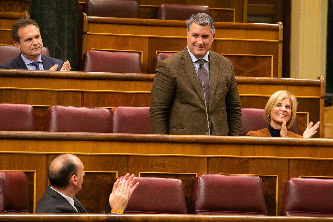 Ignacio Romaní, del Grupo Popular, de pie en la bancada del Congreso, en una imagen de archivo.