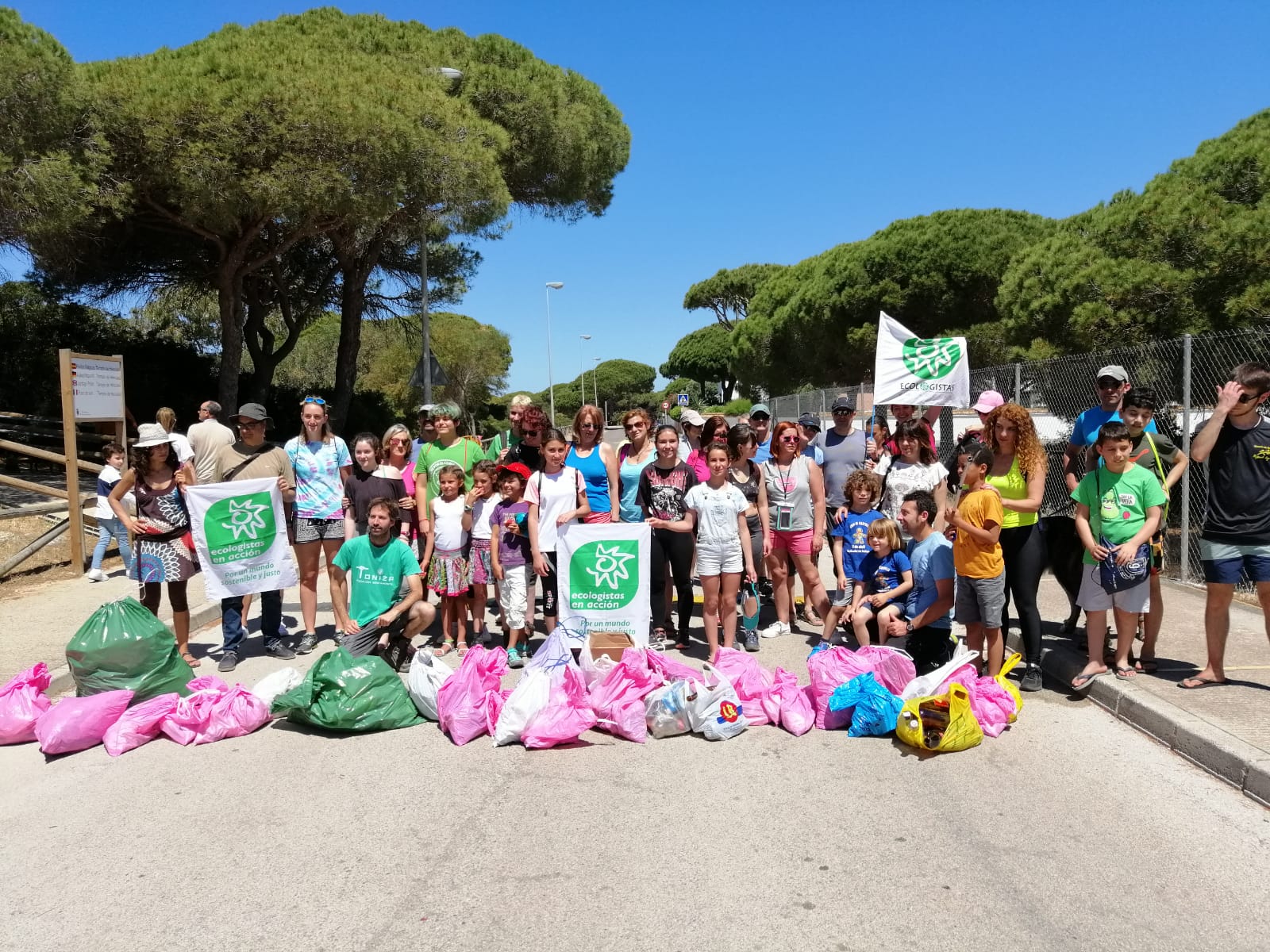 Recogida de basura de la mano de Ecologistas en Acción Toniza. FOTO: ECOLOGISTAS EN ACCIÓN TONIZA.
