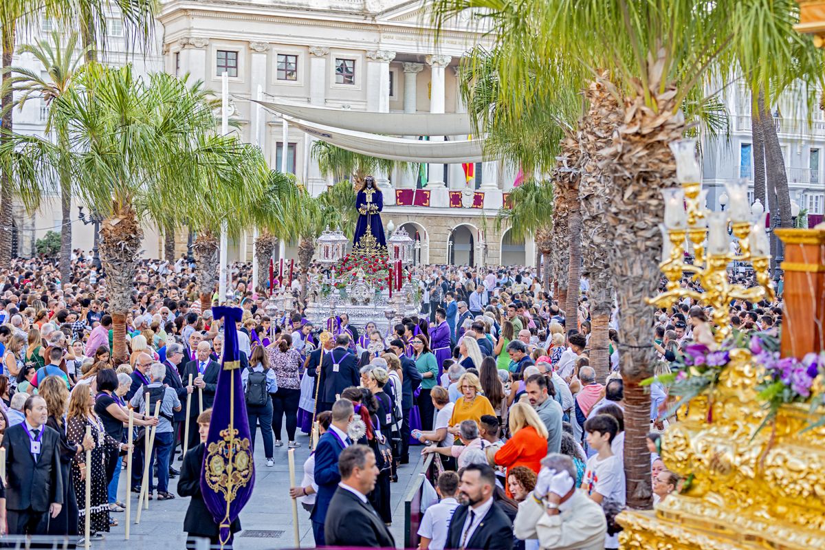 Magna en Cádiz, en septiembre pasado, a su paso por la plaza de San Juan de Dios, con el Ayuntamiento gaditano al fondo.