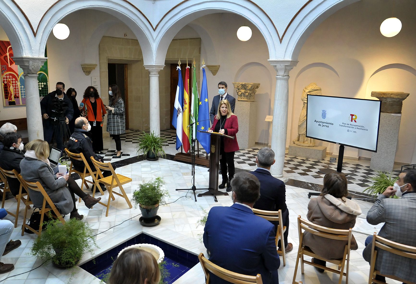 La alcaldesa de Jerez, Mamen Sánchez, ha anunciado las actuaciones que se llevarán a cabo en la calle Muro.
