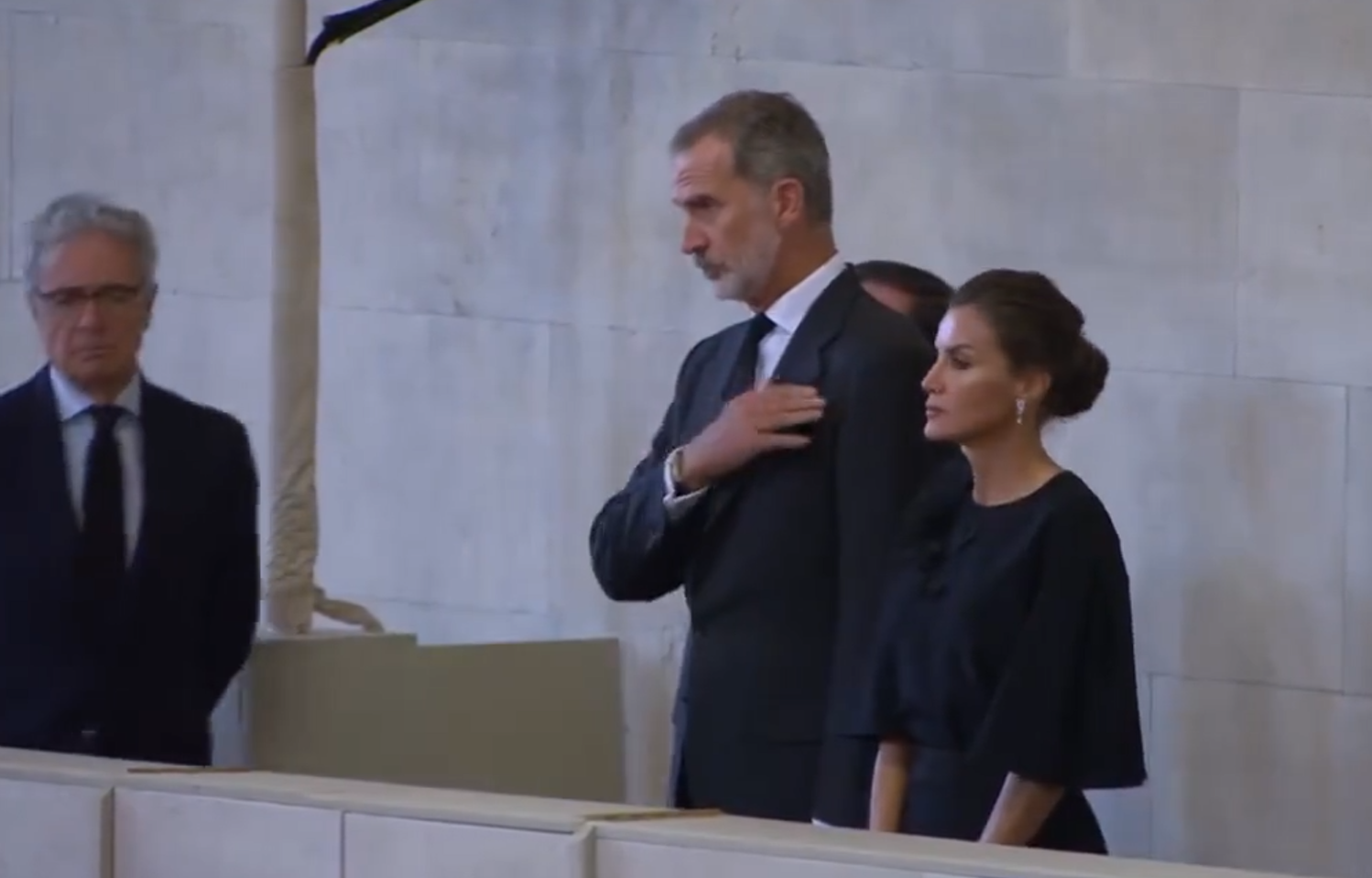 Los reyes de España, Felipe y Letizia, han acudido a dar el último adiós a Isabel II.